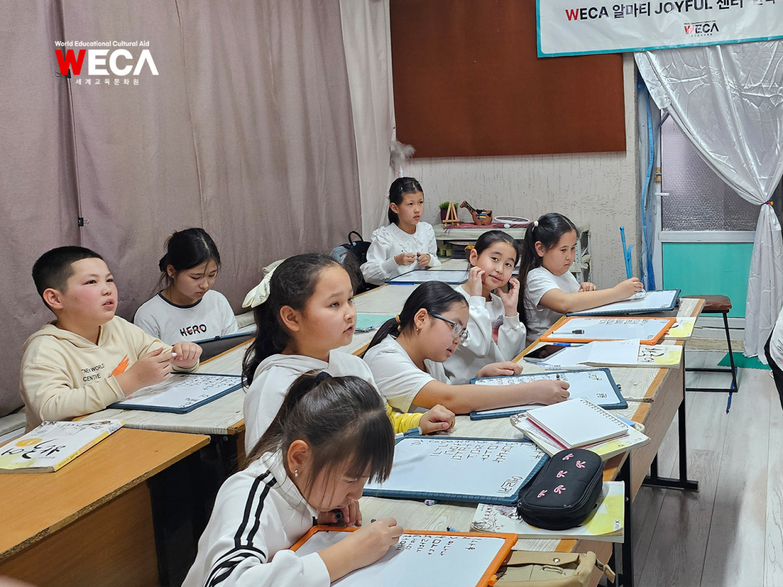 카자흐스탄 WECA조이풀 한국어학당에서 한국어수업을 듣는 아이들