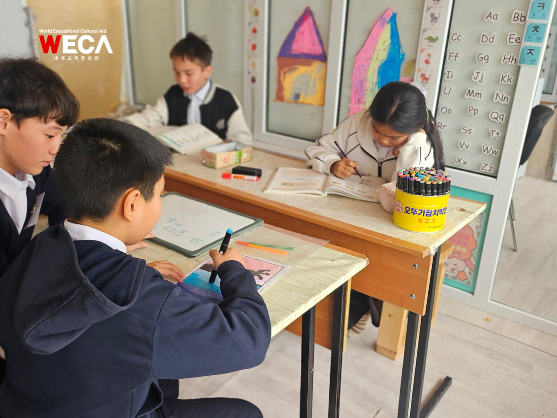 카자흐스탄의 WECA 센터에서 공부하는 아이들