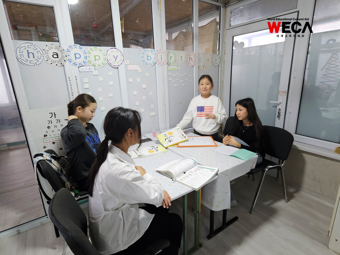 교실에서 수업을 듣는 카자흐스탄 아이들