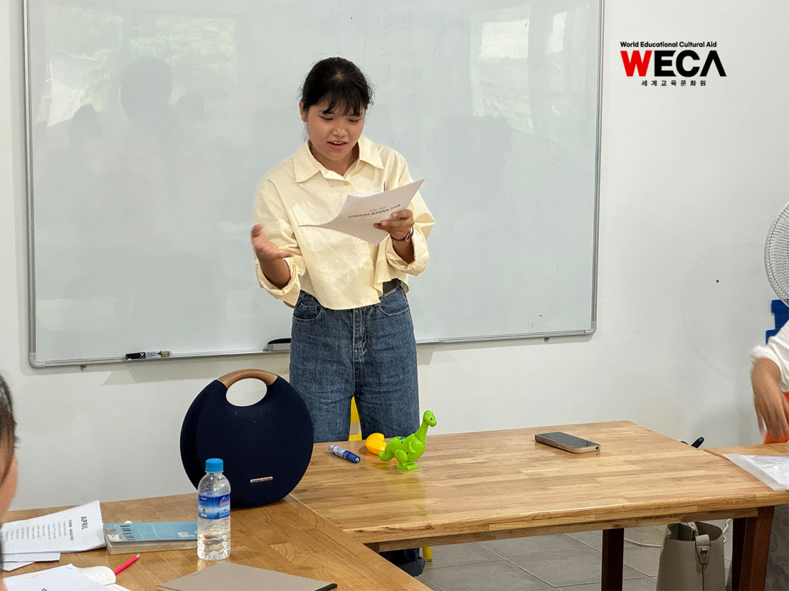 아이들에게 양질의 교육을 전하기위해 교육받고 있는 미얀마 양곤 유치원 선생님들