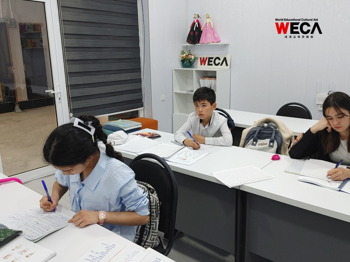 우즈베키스탄 부하라 WECA 한국어 교실에서 학생들이 한국의 설 문화와 문법을 배우고 있는 모습