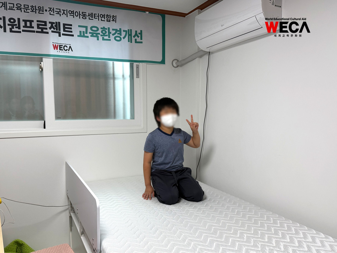 새로생긴 벙커침대 위에 앉아보는 아이