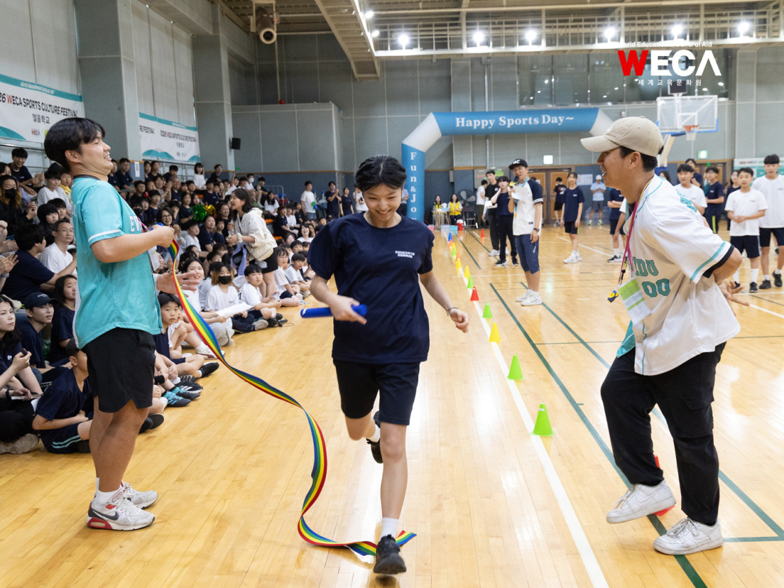 이어달리기 결승선을 통과하는 아이