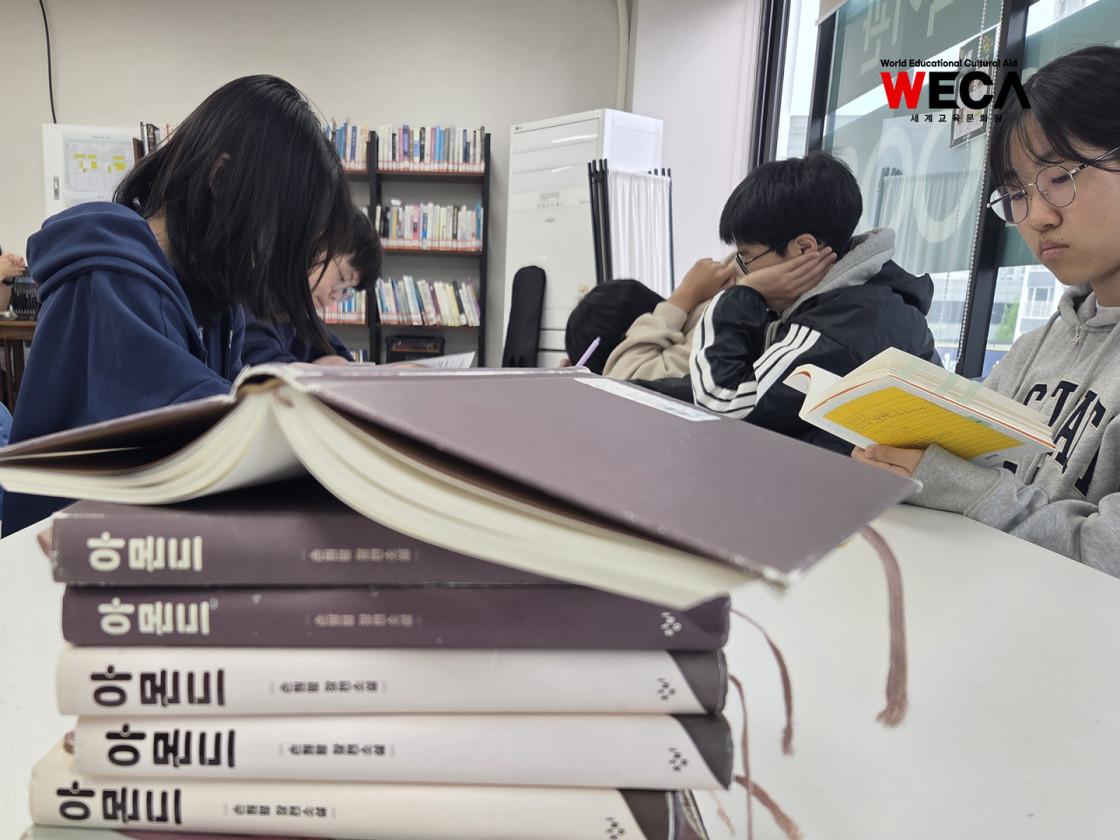 대안학교 교실에서 지정 도서인 아몬드를 깊이 있게 읽은 후 원고지에 자신만의 생각과 이야기를 진지하게 적어 내려가는 아이들