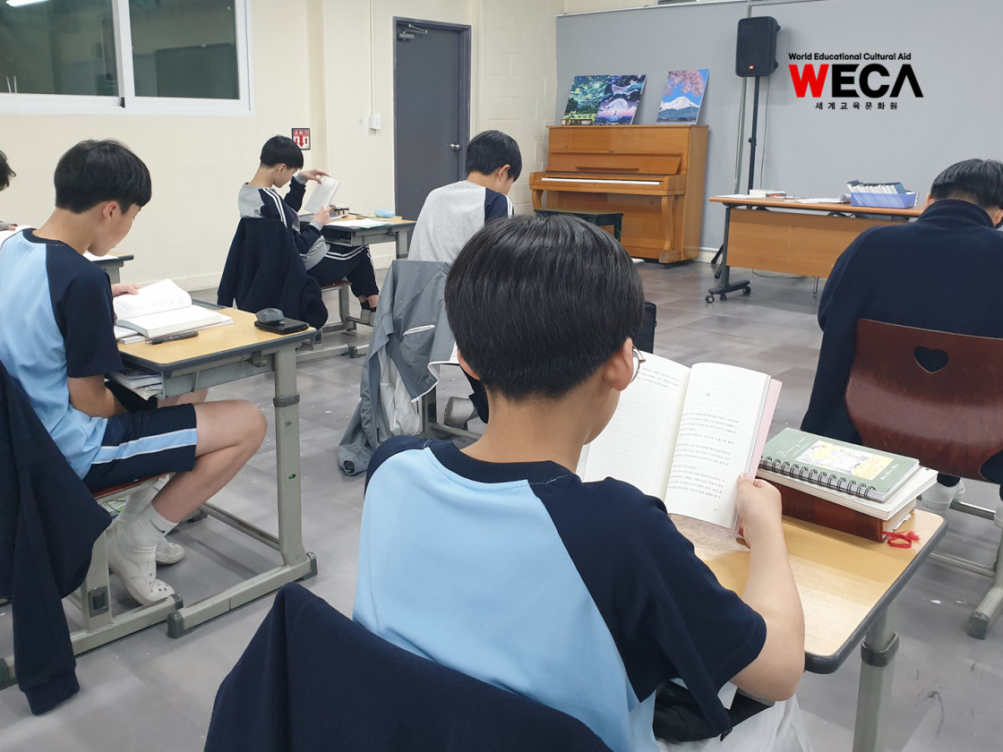 어린이날 독서·글쓰기 대회 참가를 위해 수준별 맞춤 도서를 각자 손에 쥐고 맑은 눈빛으로 독서에 몰입해 있는 아이들