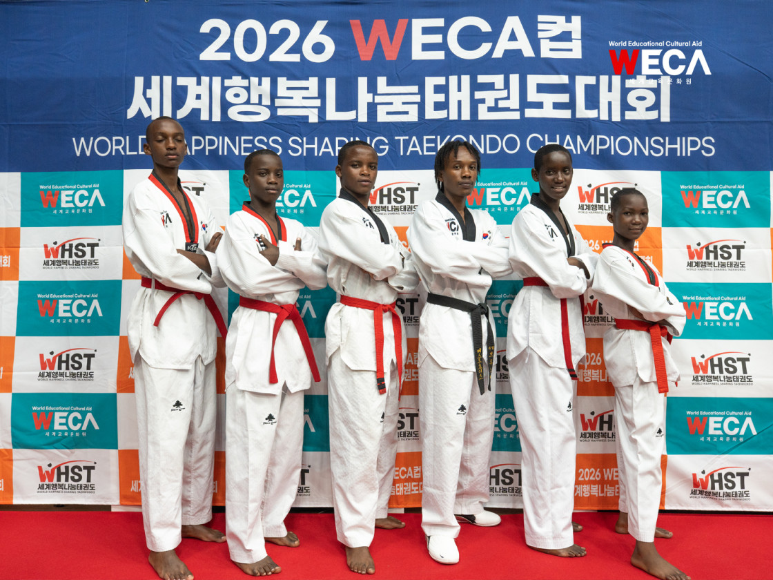 제7회 WECA컵 세계행복나눔태권도대회 참가를 위해 한국에 초청된 7명의 르완다 청소년 대표단 아이들의 단체 사진