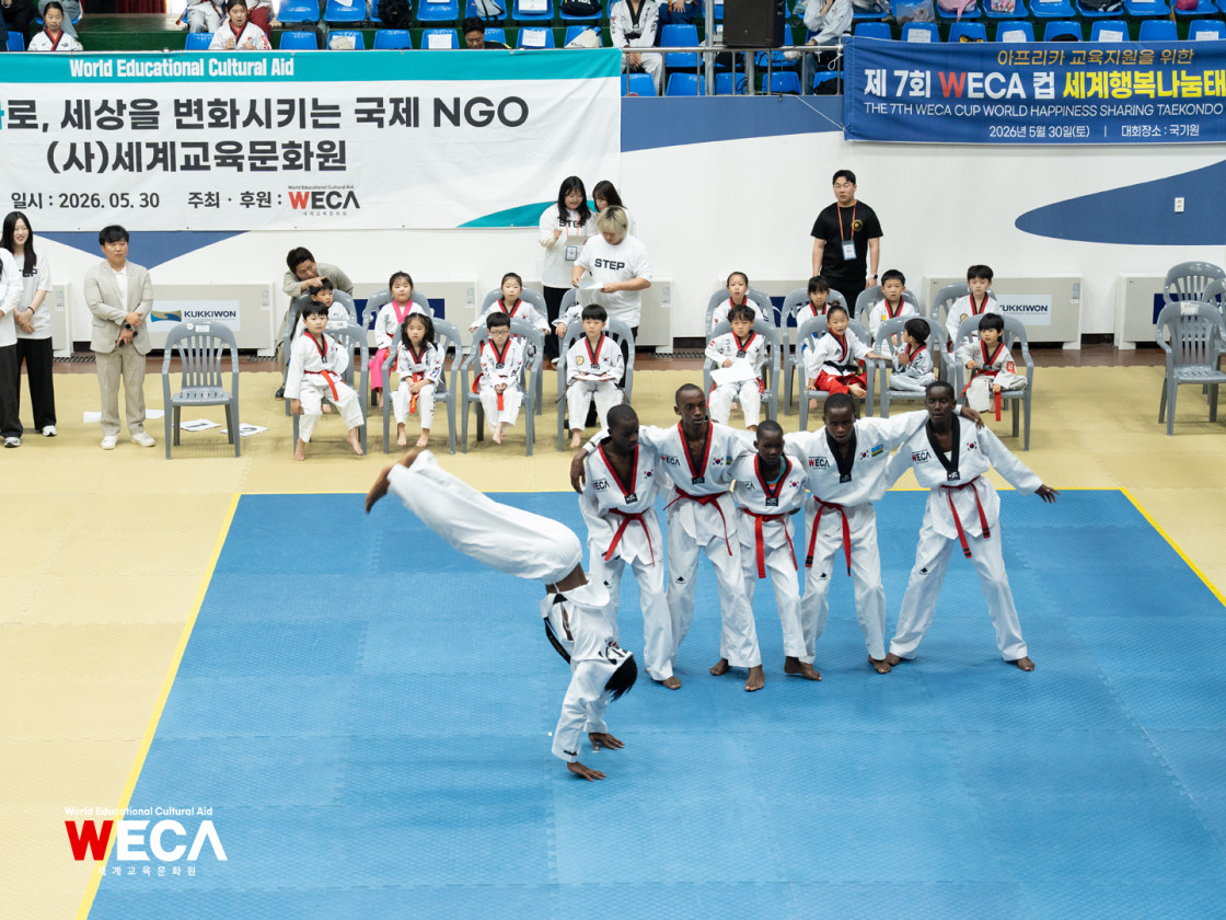 국기원 매트 위에서 그동안 갈고닦은 절도 있고 역동적인 태권도 품새와 발차기 시범을 선보이는 르완다 청소년들