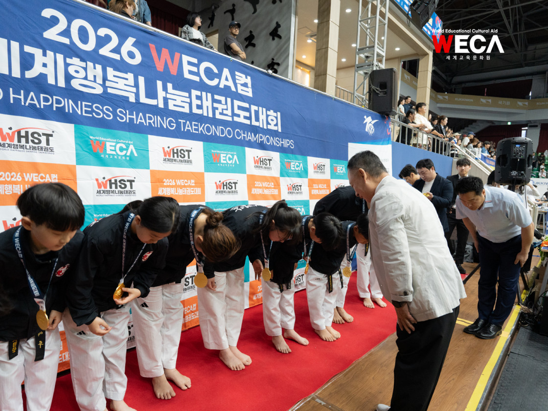 태권도를 통해 나눔의 가치를 배우고 대회에 참여하여 당당하게 상을 수여받는 국내 수련생 아이들의 시상식 모습