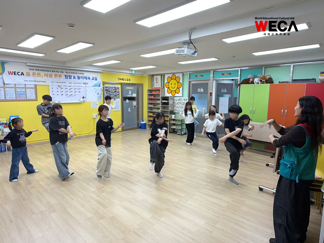 희망지원프로젝트 힙합 댄스 교실에서 신나는 음악에 맞춰 역동적인 춤 동작을 배우고 자유롭게 에너지를 발산하는 청소년들