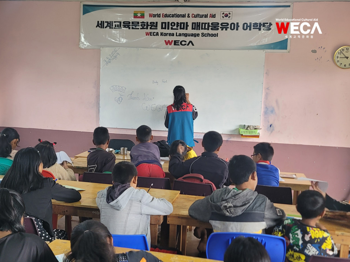 세계교육문화원 WECA 어학당 책상에 옹기종기 모여 앉아 실용적인 생활 영어 표현을 따라 읽으며 배움의 열기를 뿜어내는 아이들의 모습