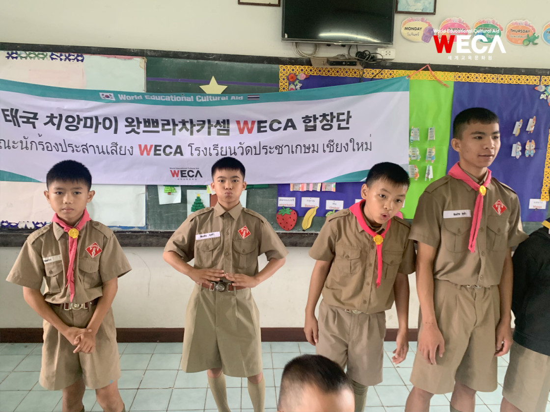 발성연습을 하고 WECA 합창단 남학생들