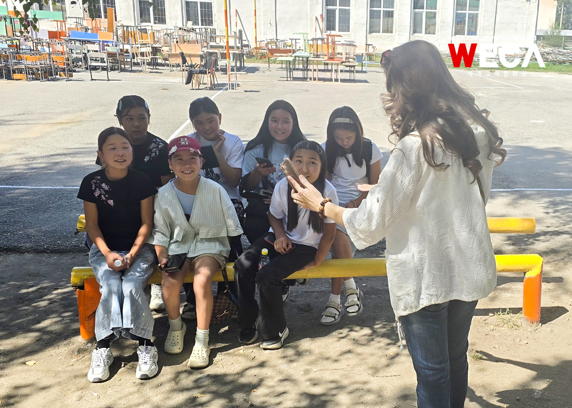 카라콜시 교육부 공식 초청 개학 행사 무대를 앞두고 밝은 미소로 연습에 임하는 합창단 아이들