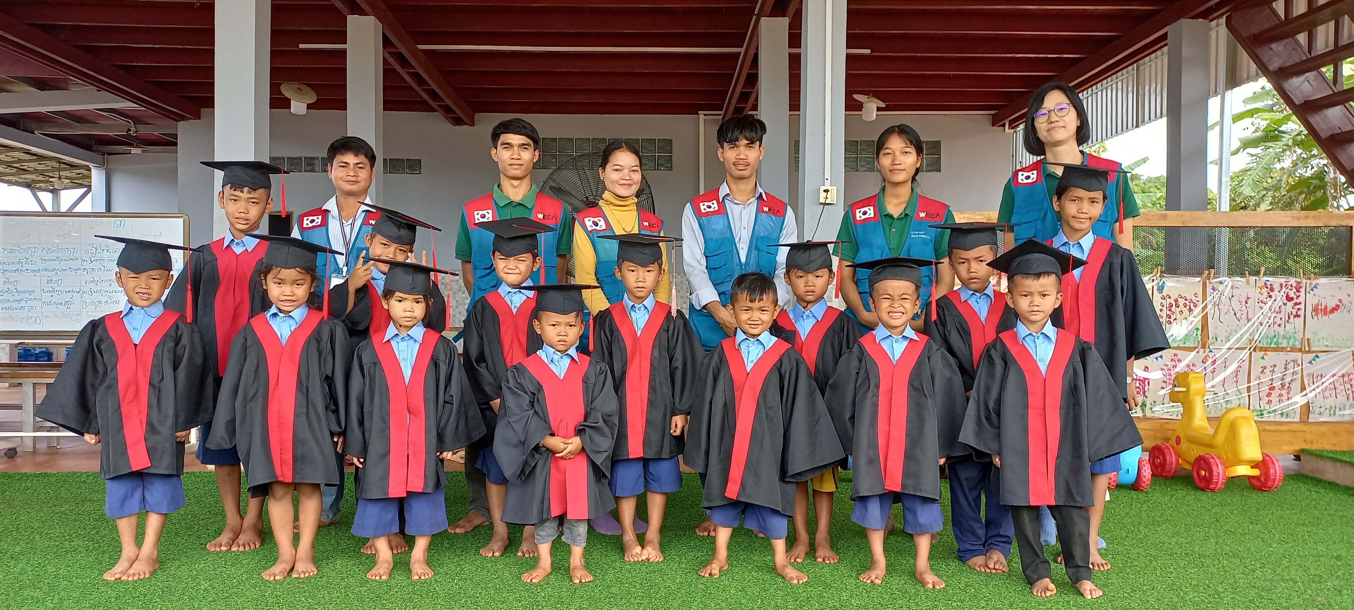 캄보디아 코안유치원 졸업하는 아이들