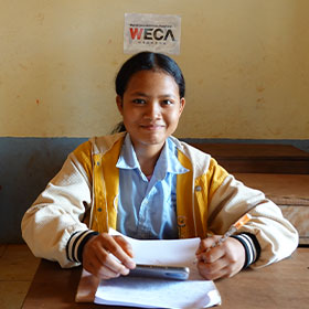 캄보디아 라따나끼리 공부하는 아이