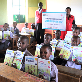 케냐 룸브와 위카 교과서 지원