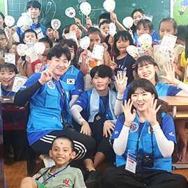 영남대학교 베트남 봉사단과 아이들