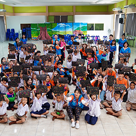 Group photo of YU Bangkok, Thailand volunteer group and children