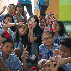 Suncheon National University Indonesia volunteer group and children