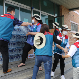 Volunteer work for flood victims