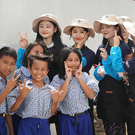 Suncheon National University Indonesia volunteer group and children