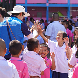 Meeting between YU Bangkok, Thailand volunteer group and children