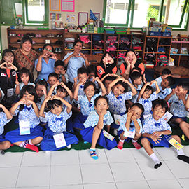 Suncheon National University Indonesia volunteer group and children